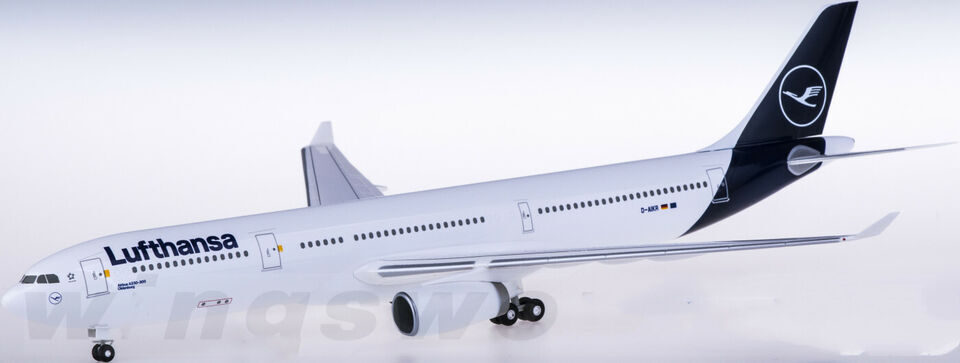 1:200 32CM Hogan Lufthansa AIRBUS A330-300 Passenger Airplane ABS Plastic Model