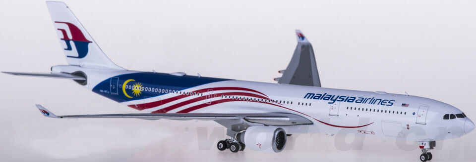 1:400 Phoenix Malaysia Airlines AIRBUS A330-300 Passenger Airplane Diecast Model