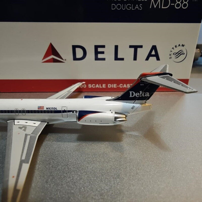 1:400 Geminijets Delta Air Lines McDonnell Douglas MD-88 Airplane Diecast Model