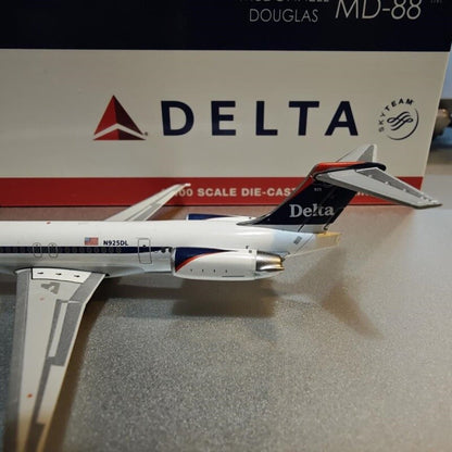 1:400 Geminijets Delta Air Lines McDonnell Douglas MD-88 Airplane Diecast Model