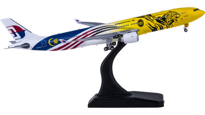 1:400 Phoenix Malaysia Airlines AIRBUS A330-300 Passenger Airplane Diecast Model