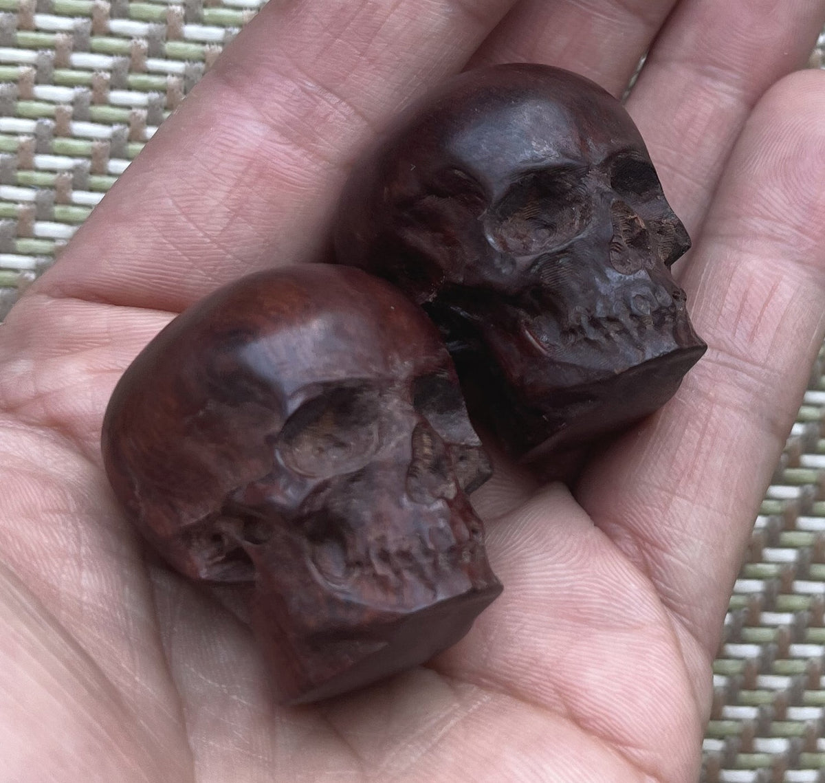 2Pcs Old Sandalwood Skull Statue Hand Carving Carved Wood Pendant Art Sculpture