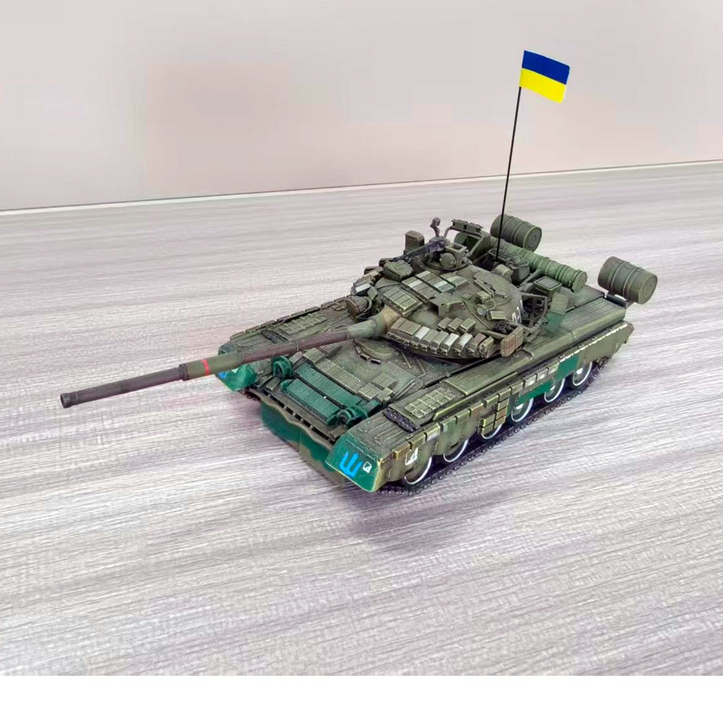 1/72 (Russia-Ukraine War) Finished model of the T80BV tank captured by Ukraine