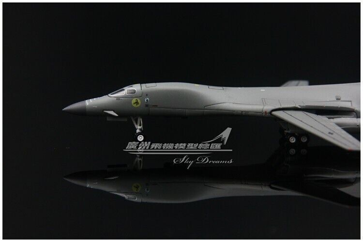 1:400 GeminiJets U.S. AIR FORCE B-1B Passenger Aircraft Diecast Airplane Model