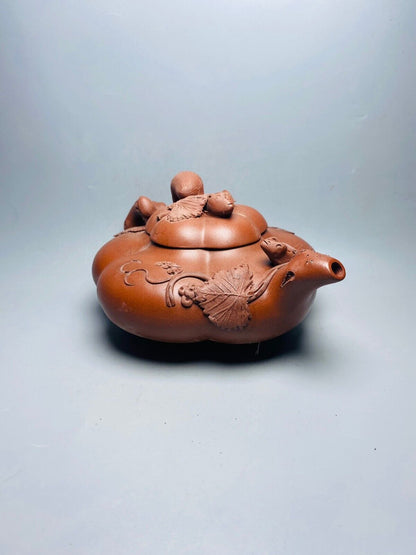 Chinese Yixing Zisha Clay Handmade Exquisite Teapot （松鼠葡萄 底款：蒋蓉）