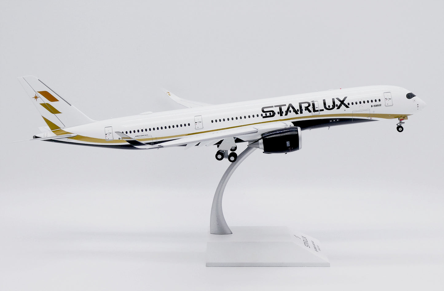 1:200 Wings Starlux Airlines Airbus A350-900XWB Airplane Diecast Aircraft Model