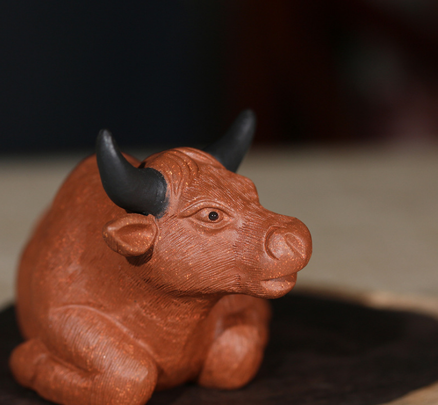 Purple sand tea pet decoration bullfighting creative sculpture can raise tea tra