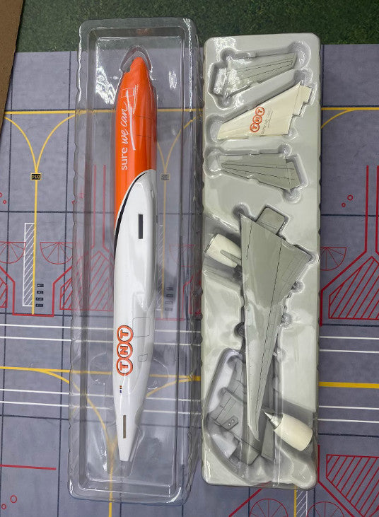 1:200 32CM TNT Boeing 777F Airfreighter Aircraft ABS Plastic Airplane Model