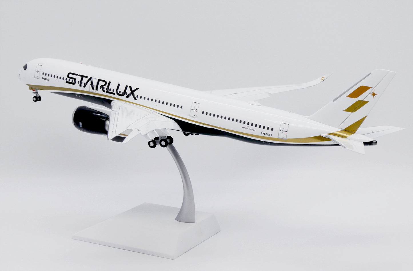 1:200 Wings Starlux Airlines Airbus A350-900XWB Airplane Diecast Aircraft Model