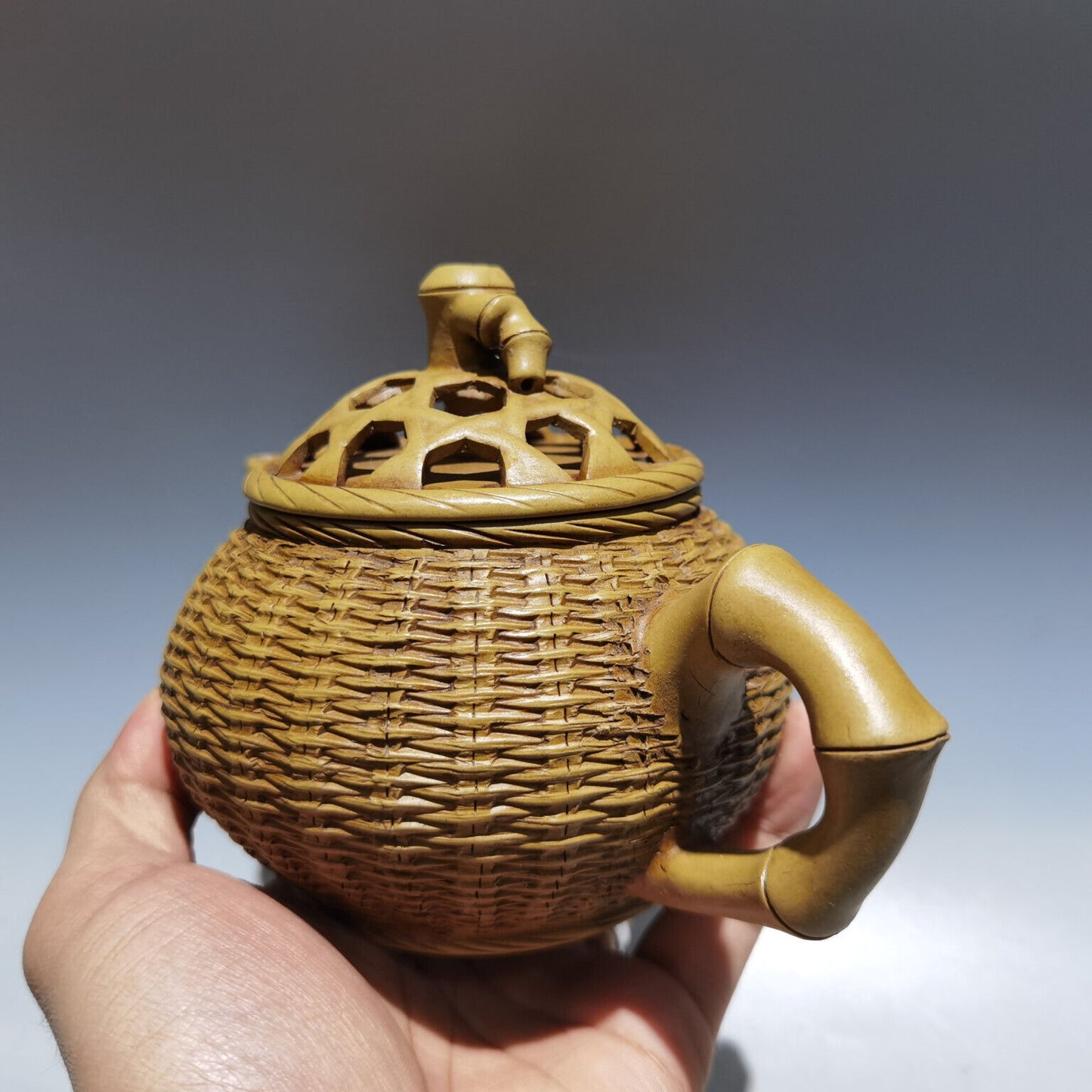 Chinese Yixing Zisha Clay Handmade Exquisite Teapot （竹编壶 底款：瑞新陶艺 )