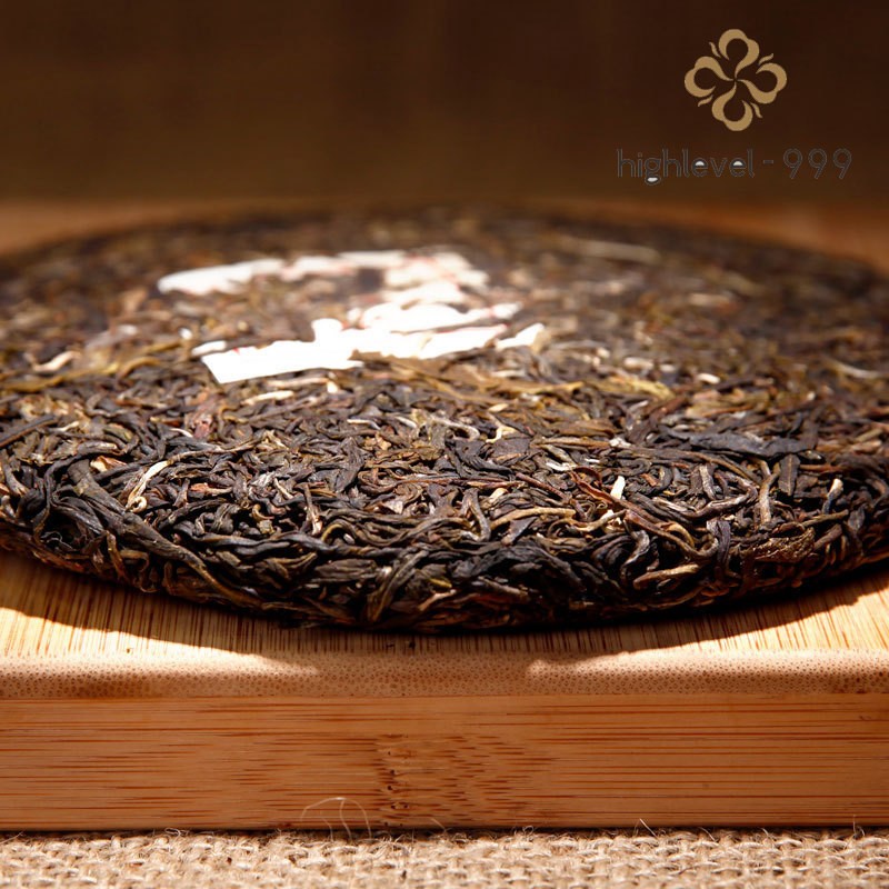 330g Raw Pu'er Tea Cake Yunnan Ancient Tree Compressed Aged Mountain Leaf Tea