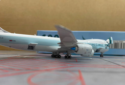 1:400 YY Wings CATHAY PACIFIC CARGO BOEING B747-8F Plane Aircraft Diecast Model