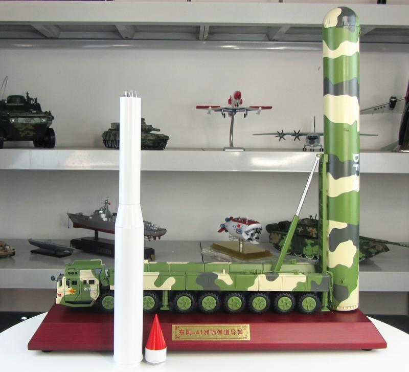 1:48 47CM DF-41 Intercontinental Ballistic Missile Launcher Truck Diecast Model