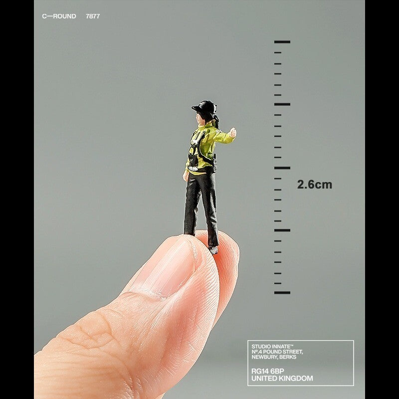 1/64 Scale Figure Model Police Officer Directing Traffic Scene Model Toy