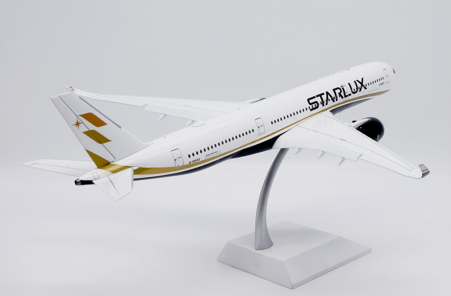 1:200 Wings Starlux Airlines Airbus A350-900XWB Airplane Diecast Aircraft Model