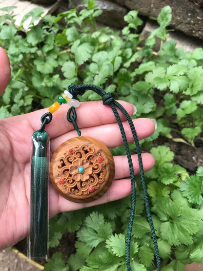 Green Sandalwood Diffuser Hollow Carved Aromatherapy Box Pendant with Cord Gift
