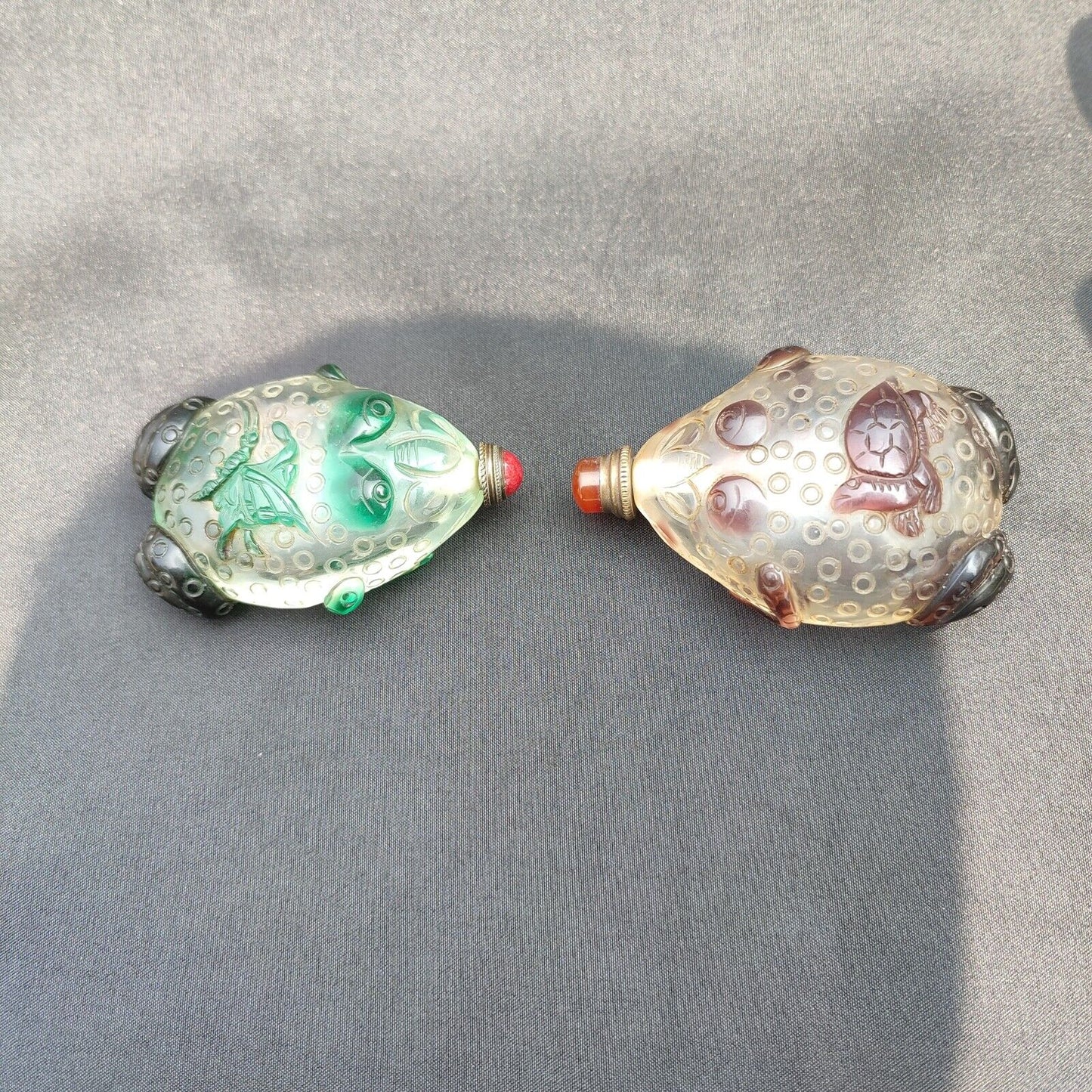 A pair beauty glazed Old peking snuff bottle glass carved Toad rare green pink