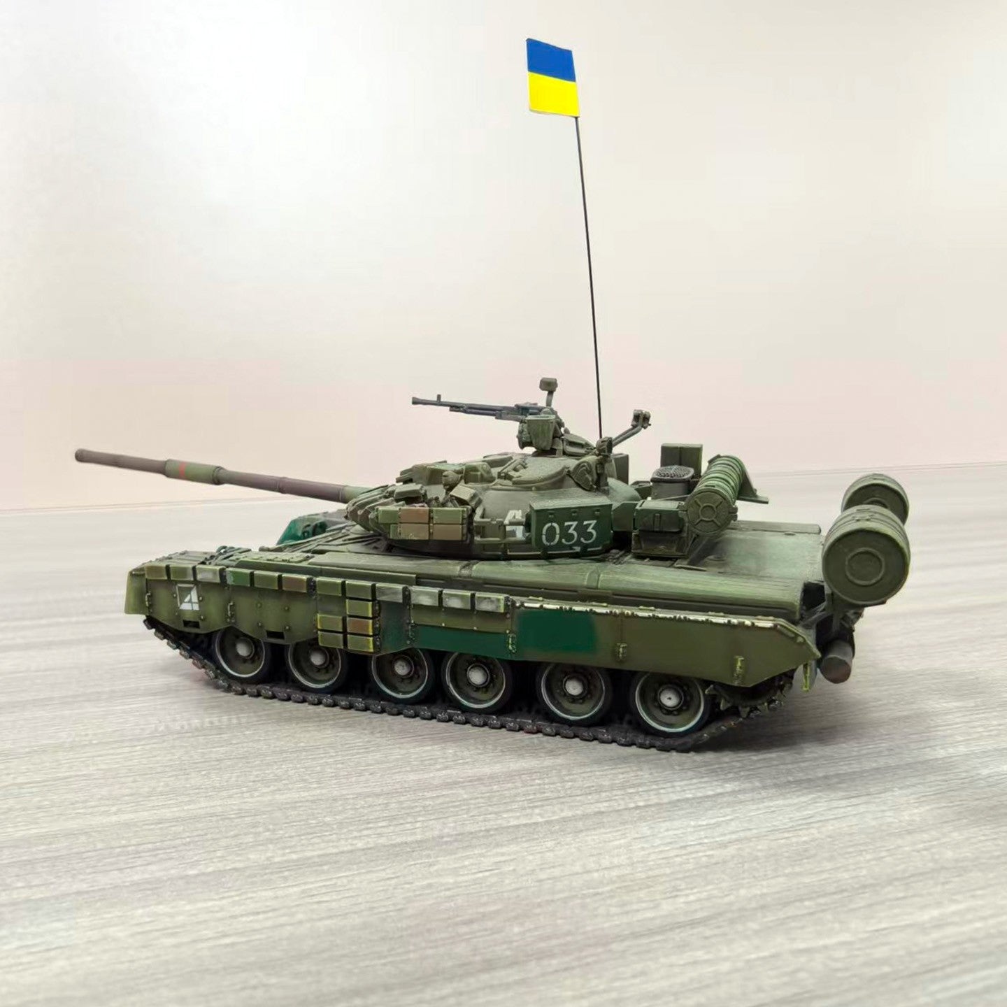 1/72 (Russia-Ukraine War) Finished model of the T80BV tank captured by Ukraine