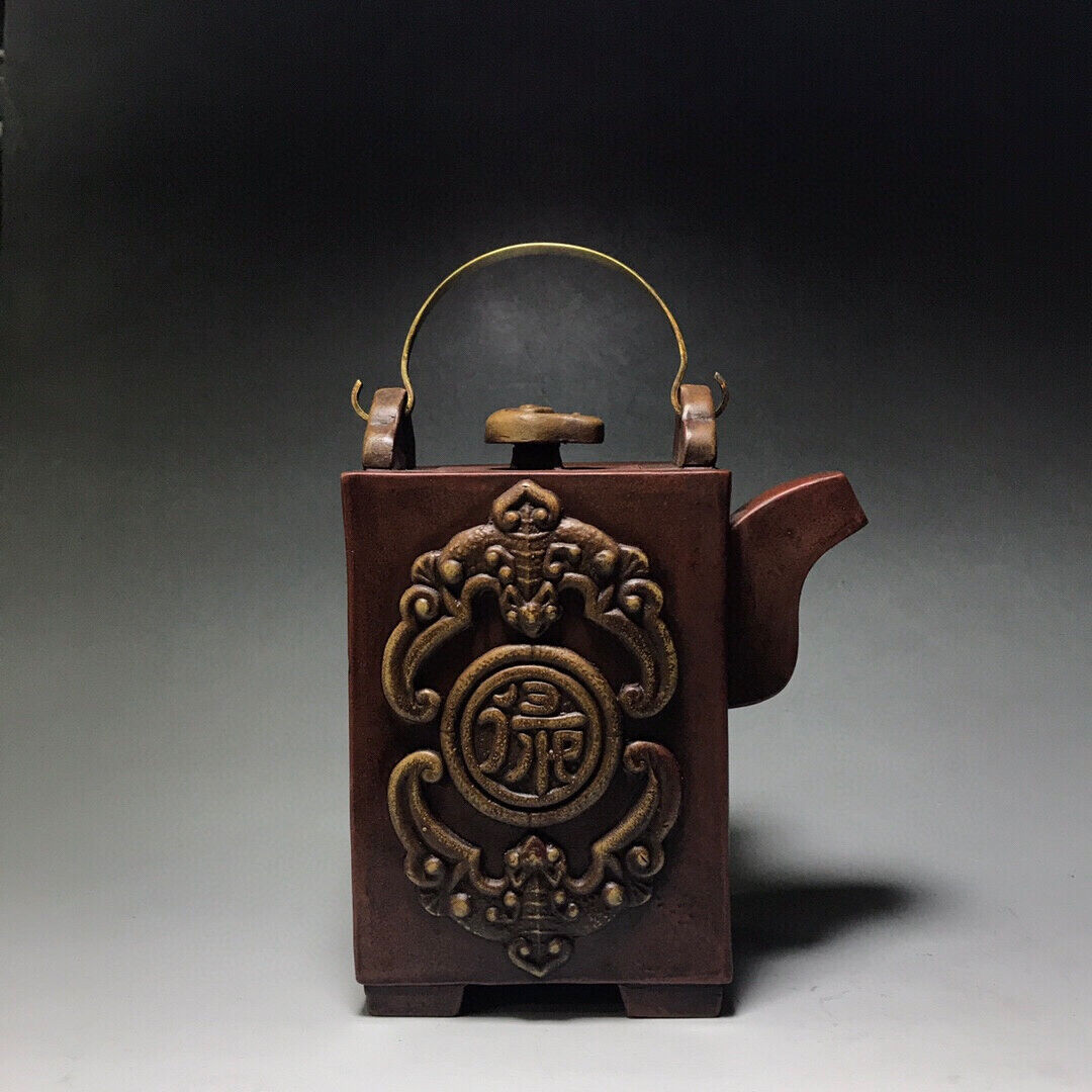 Chinese Yixing Zisha Clay Handmade Exquisite Teapot （福在眼前 底款：大清乾隆年制）