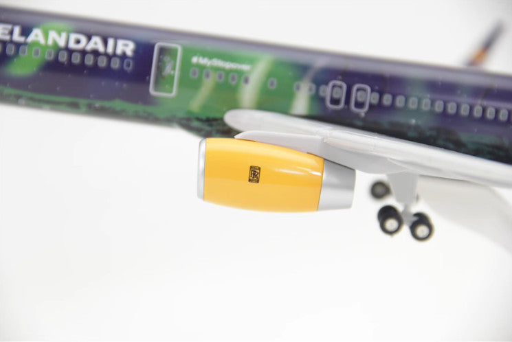 1:150 32CM RISESOON ICELANDAIR BOEING 757-200 Passenger Plane ABS Plastic Model