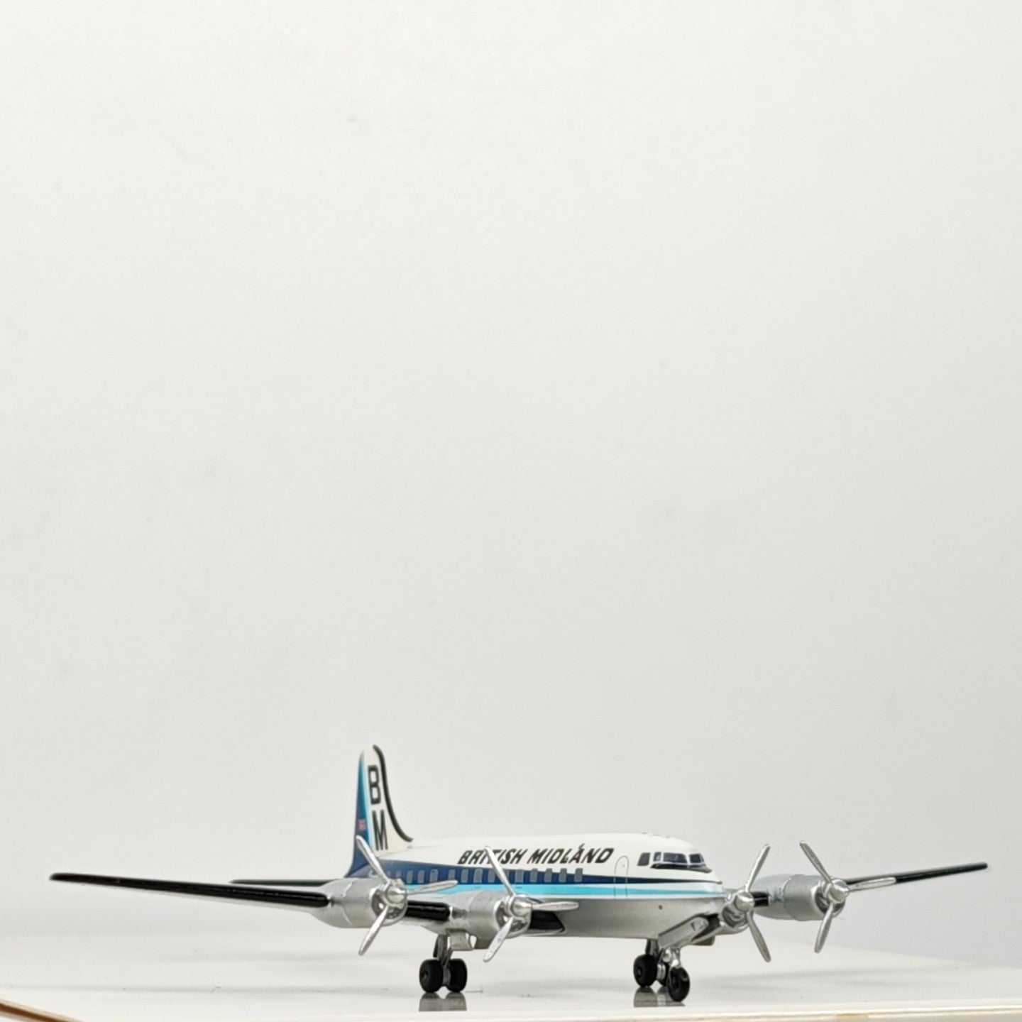 1:400 Aeroclassics British Midland CL-4 Passenger Airplane Diecast Plane Model
