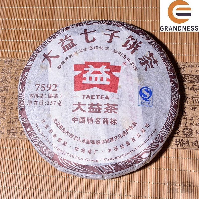 2012 云南 Menghai Dayi TAETEA 7592 Chi Tse Beeng Puer Pu Erh 茶 357 克 RIPE-