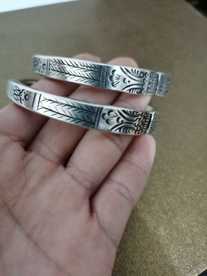 China Old Tibet Silver Carved A pair of Silver Bracelets