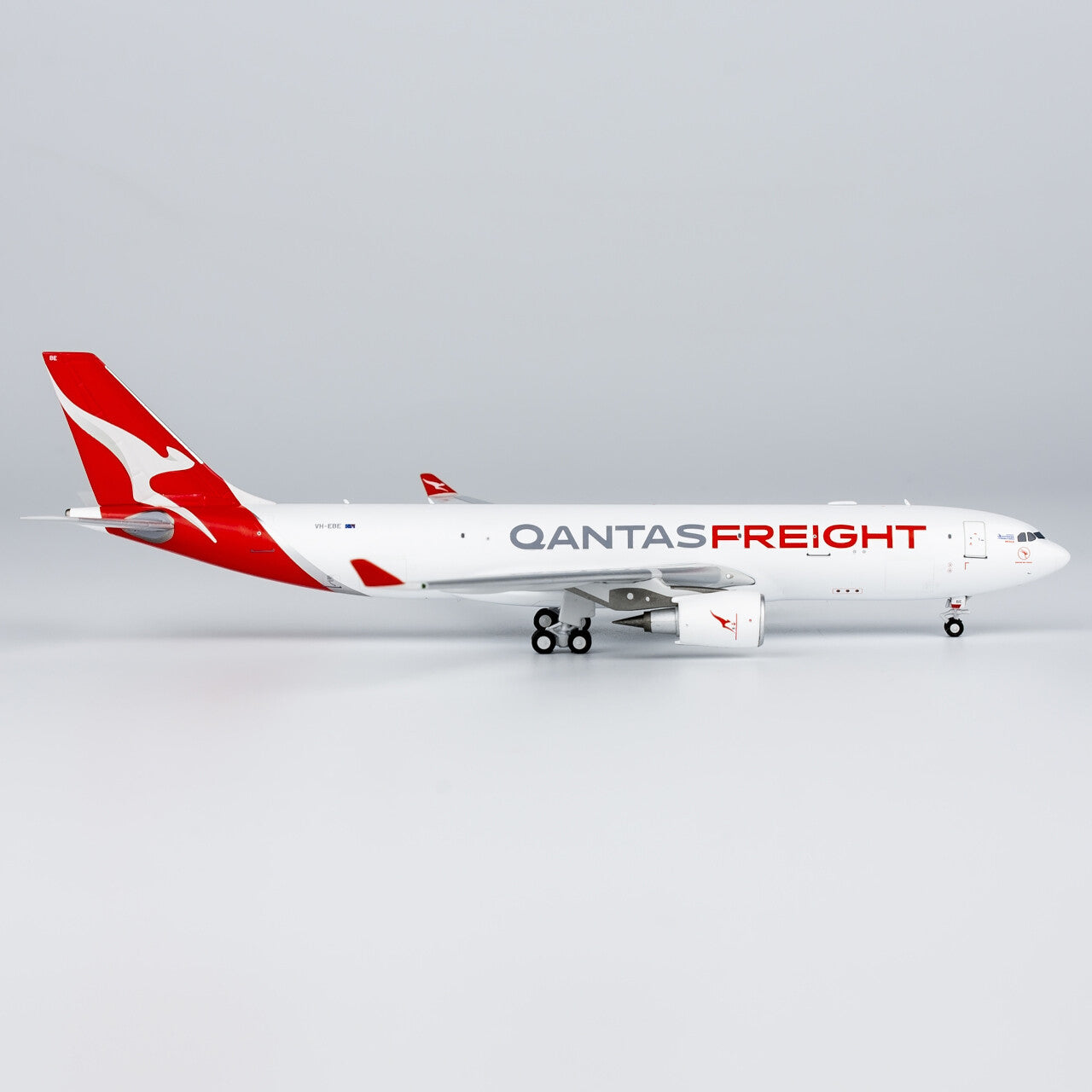 1:400 NG Model QANTASFREIGHT AIRBUS A330-200 Airplane Diecast Aircraft Model