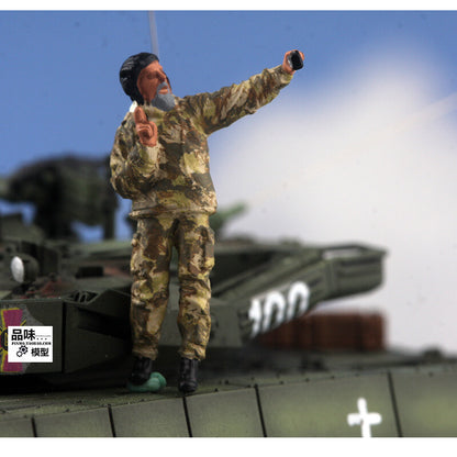 1/72 Ukrainian Tank Selfie Pose 1pcs Soldier Painted Colored Finished Model
