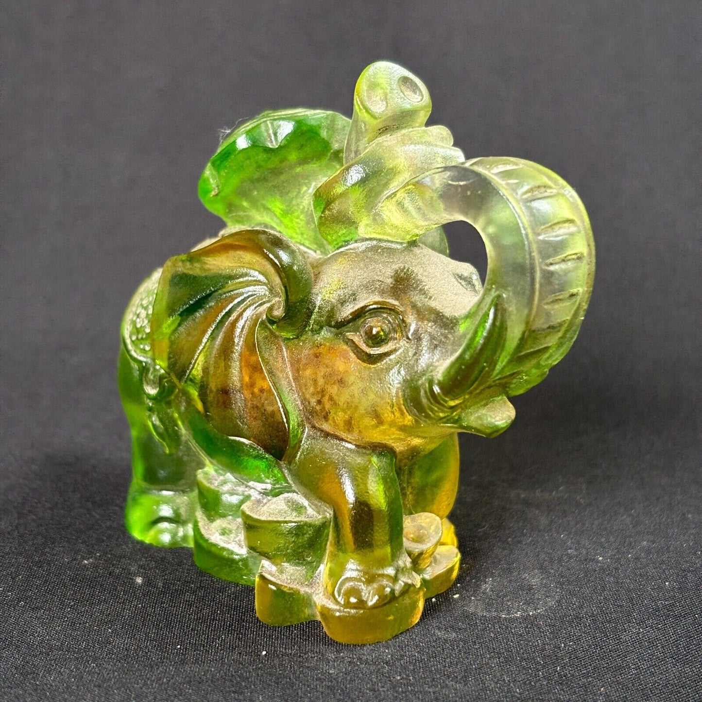 Chinese Snuff Bottle elephant figurine statue Box Glass Carved Colored Glaze art
