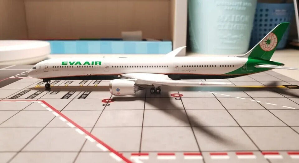 1:400 Phoenix EVA AIR BOEING 787-10 Passenger Airplane Diecast Aircraft Model