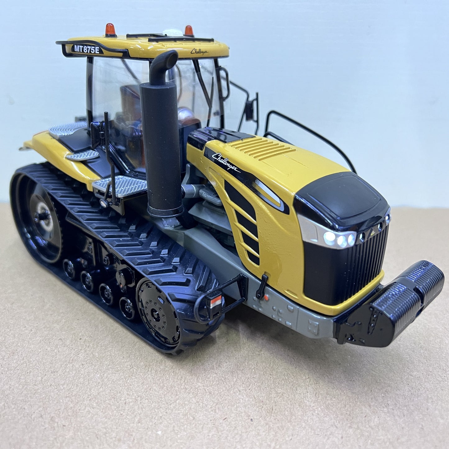 1:32 USK CHALLENGER MT875E Tractor Farm Vehicle Machinery Diecast Model