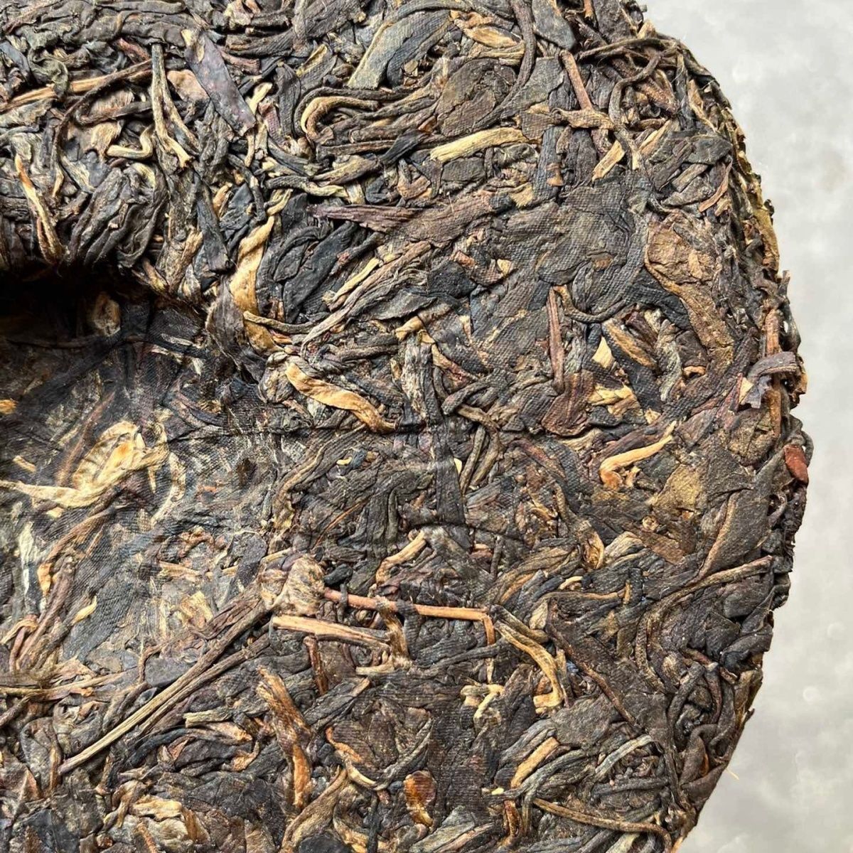 2004 Yunnan Puerh Tea Lao Ban Zhang Raw Pu-erh Tea Cake Wild Tree Pu'er Tea 357g