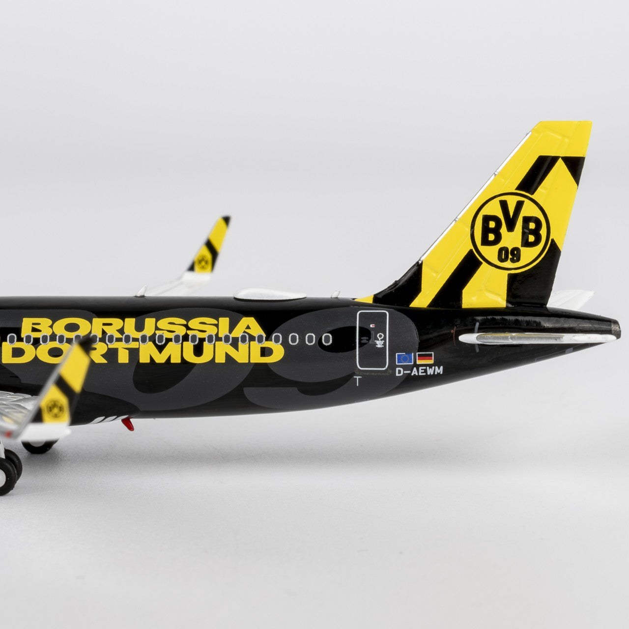 1:400 NGmodels Eurowings Airbus A320-200 Passenger Airplane Diecast Plane Model