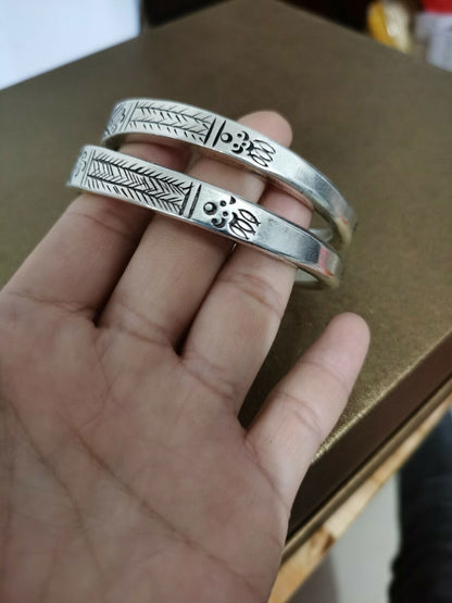 China Old Tibet Silver Carved A pair of Silver Bracelets
