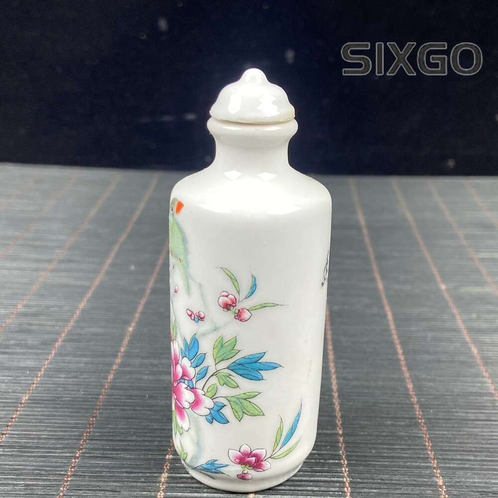 Collectible Chinese Porcelain Handmade Exquisite Snuff Bottle 91045