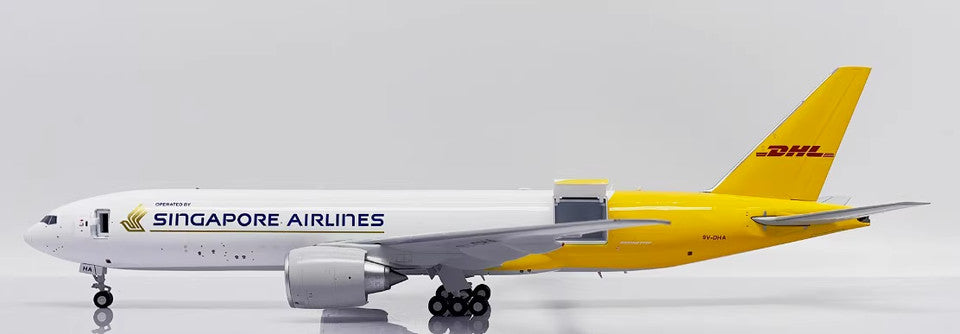 1:200 32CM JC Wings SINGAPORE AIRLINES BOEING 777-200LRF Aircraft Diecast Model