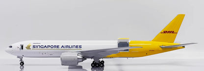 1:200 32CM JC Wings SINGAPORE AIRLINES BOEING 777-200LRF Aircraft Diecast Model