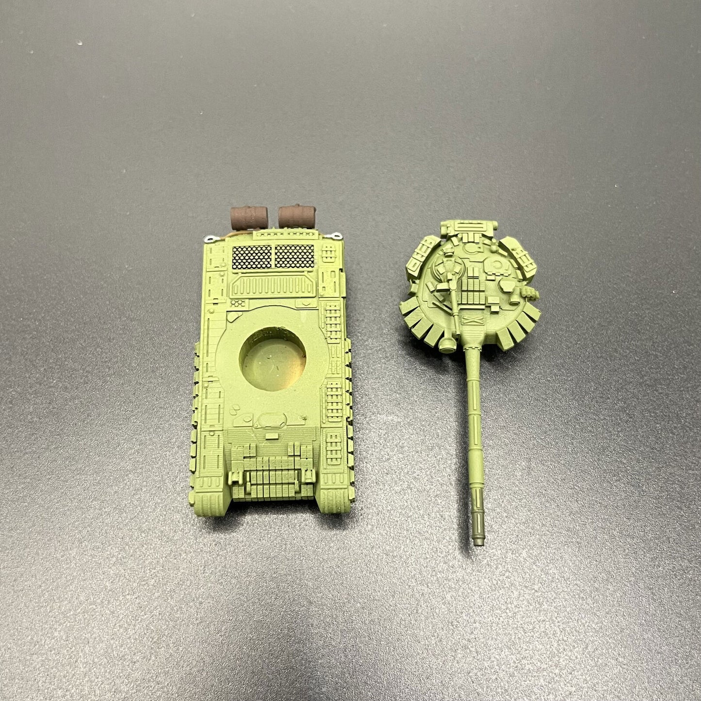 1/144 scale Russian T72 Main Battle Tank Model Military Model （not A Toy）