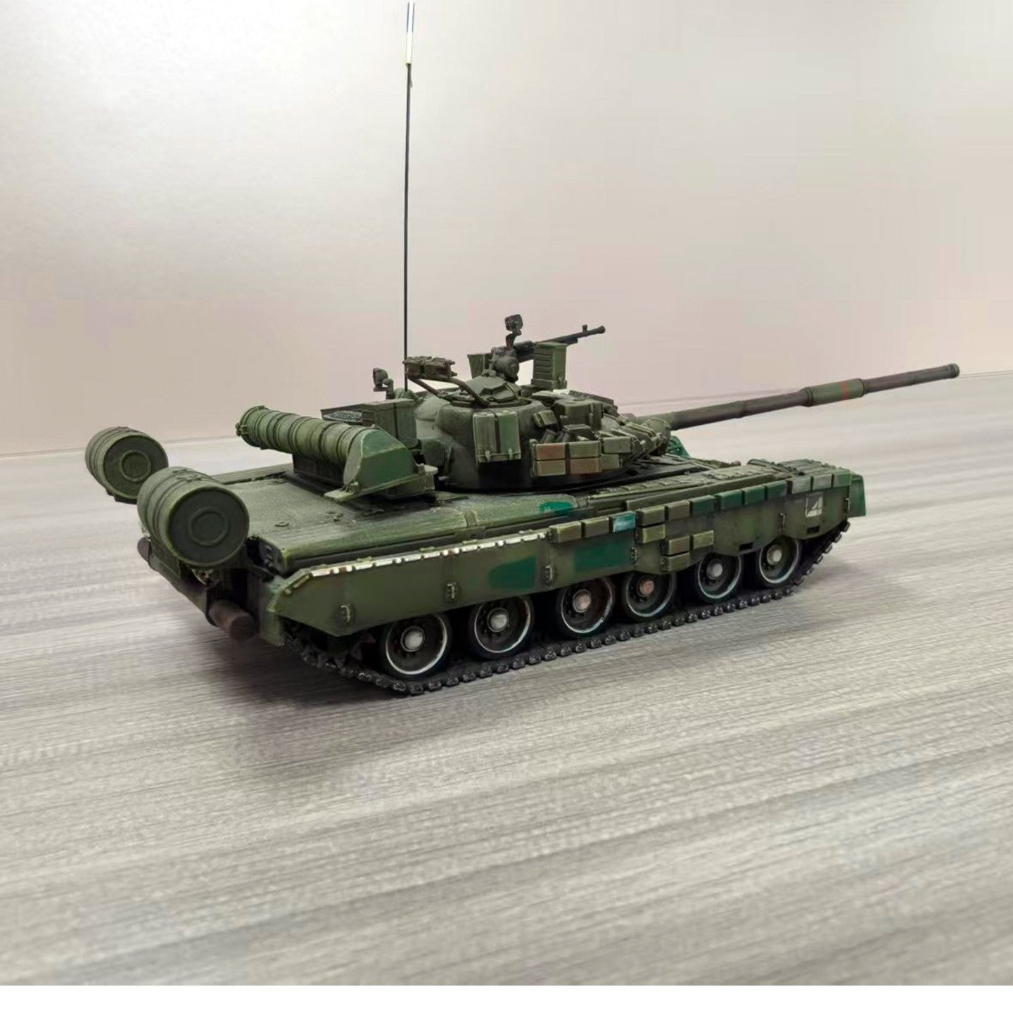 1/72 (Russia-Ukraine War) Finished model of the T80BV tank captured by Ukraine