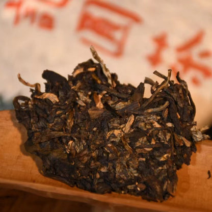 357g Yunnan Old Tree Pu'er Tea 2004 Yiwu Aged Puerh Raw Tea Cake Raw Pu-erh Tea