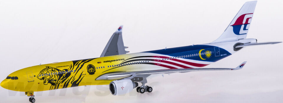 1:400 Phoenix Malaysia Airlines AIRBUS A330-300 Passenger Airplane Diecast Model