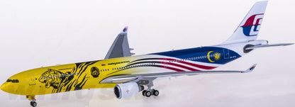 1:400 Phoenix Malaysia Airlines AIRBUS A330-300 Passenger Airplane Diecast Model