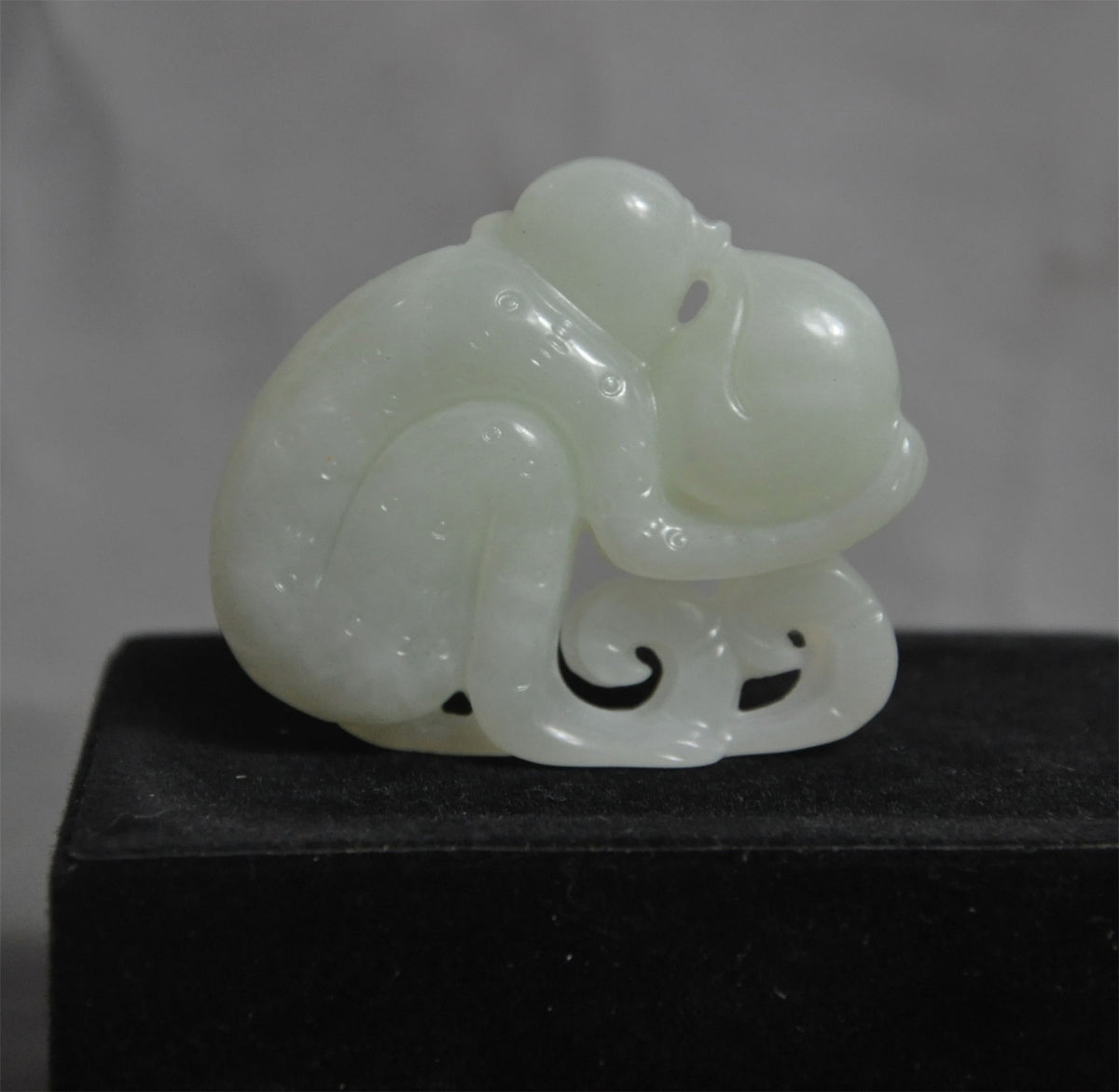 Chinese antique pendant, natural jade monkey hugging peach statue collection-
