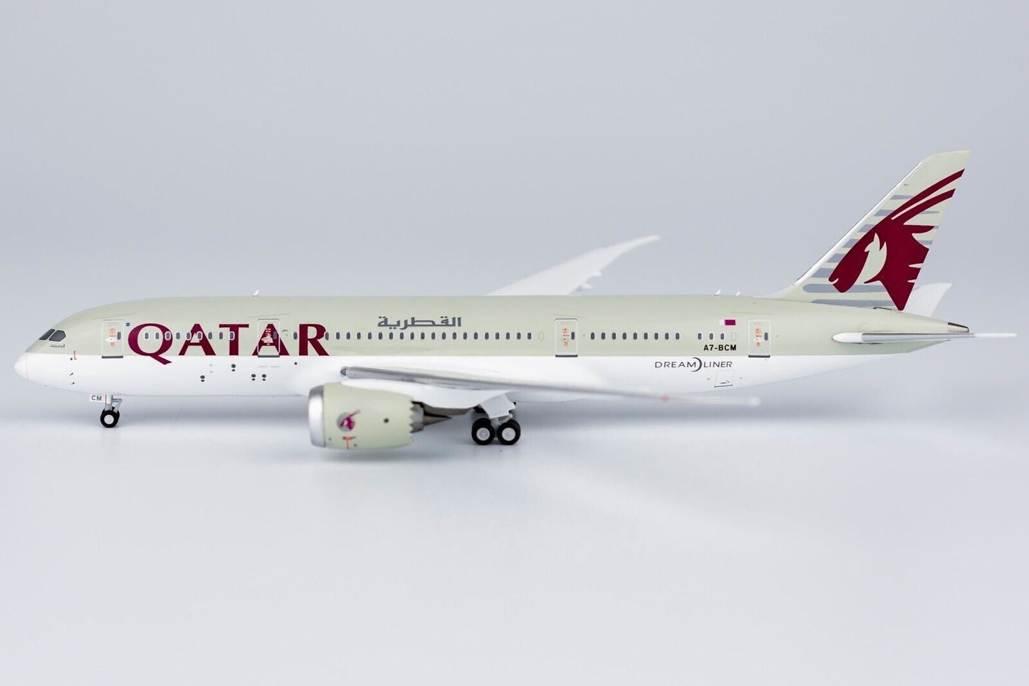 1:400 NG Model QATAR BOEING 787-8 Passenger Airplane Diecast Aircraft Model
