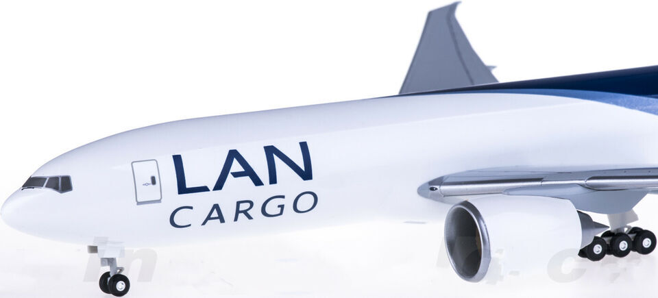1:200 28CM Hogan LAN CARGO BOEING 787-8 Airfreighter ABS Plastic Aircraft Model