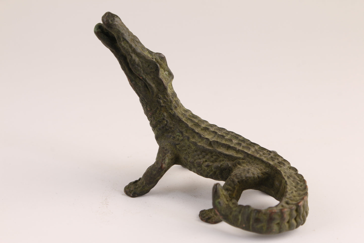 Lovely Chinese bronze copper Crocodile figure Statue table decoration tea pet