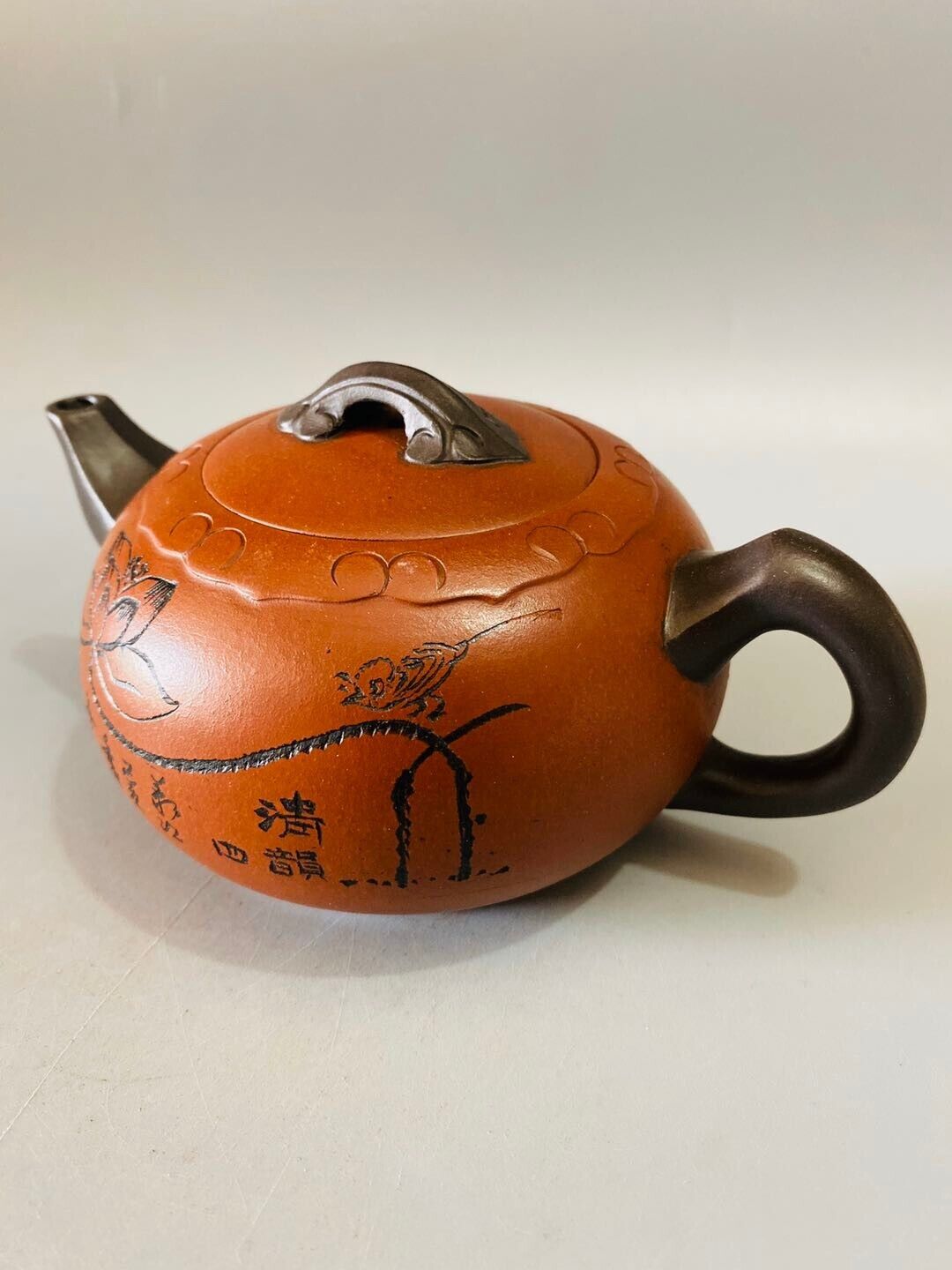 Chinese Yixing Zisha Clay Handmade Exquisite Teapot（双色荷花壶 底款：周桂珍）