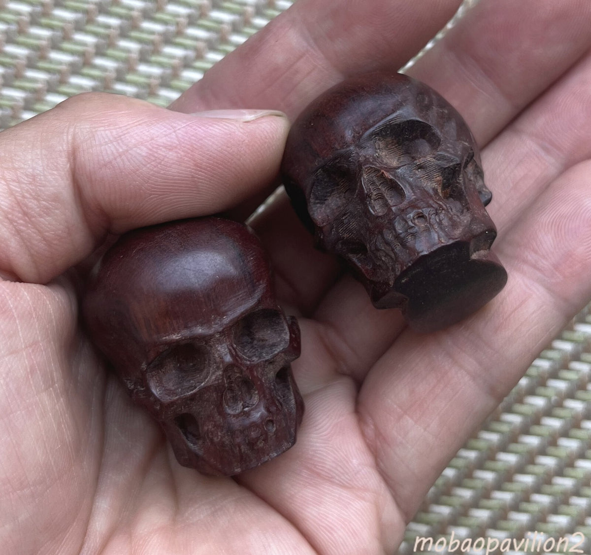 2Pcs Old Sandalwood Skull Statue Hand Carving Carved Wood Pendant Art Sculpture