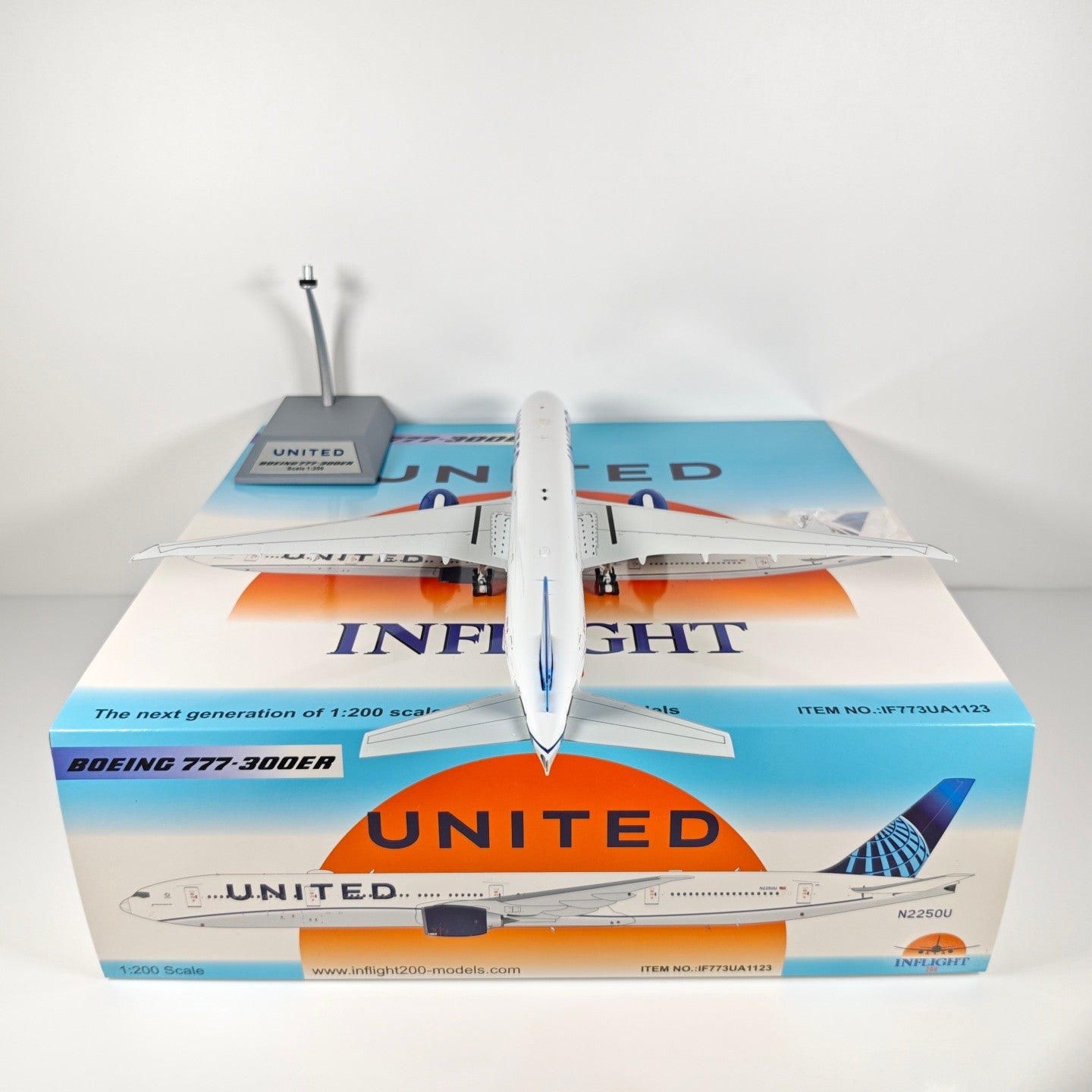 1:200 InFlight Singapore Airlines Boeing 777-300ER Airplane Diecast Plane Model